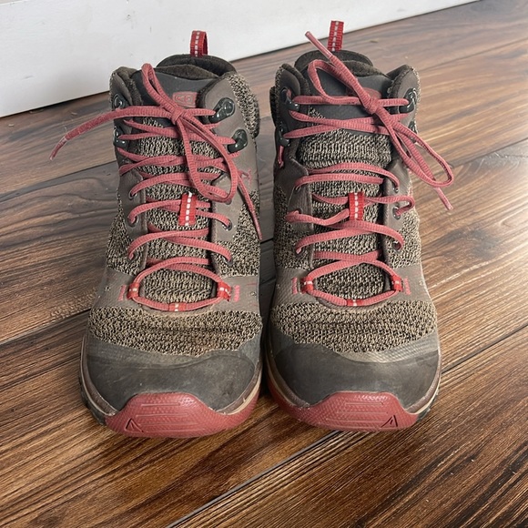 Keen Waterproof Boots - size 9 - Picture 3 of 7